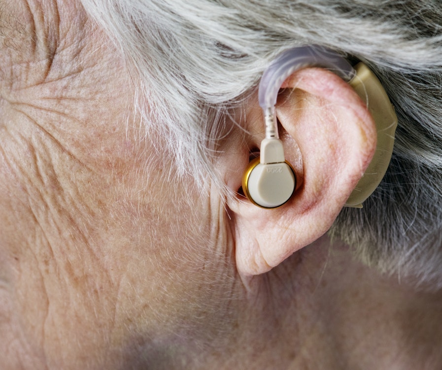 elderly_ person_and_single_sided_deafness_type_of_hearing_loss
