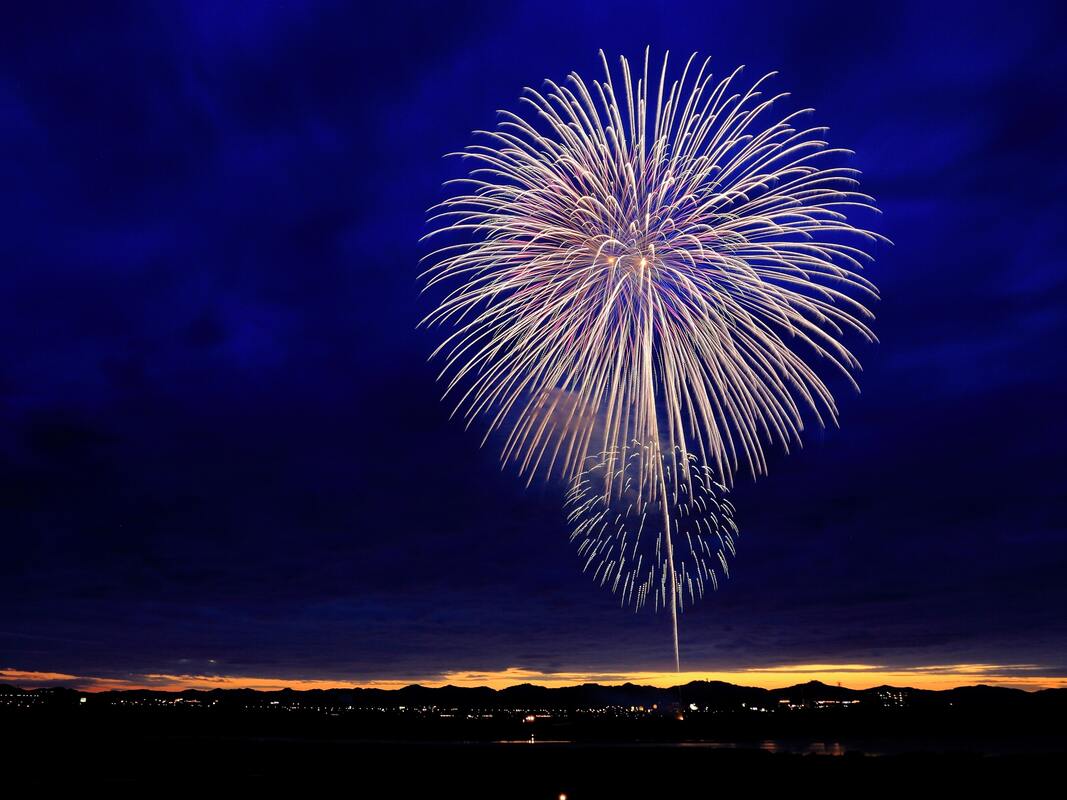fireworks_bursting_in_dark_blue_sky